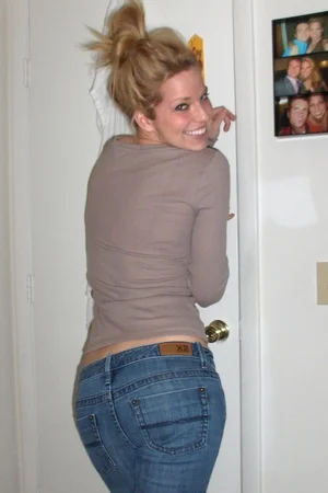 01 - Худенькая девушка сняла трусы и показывает голую письку и попку