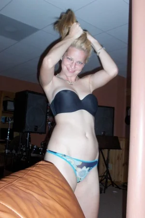 04 - Худенькая девушка сняла трусы и показывает голую письку и попку