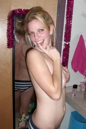 07 - Худенькая девушка сняла трусы и показывает голую письку и попку