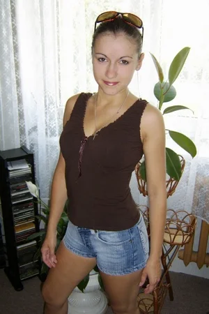 07 - Девушка в купальнике и полностью голая на частных фото