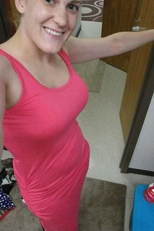 01 - Пухлая женщина с большими натуральными сиськами на домашних фото