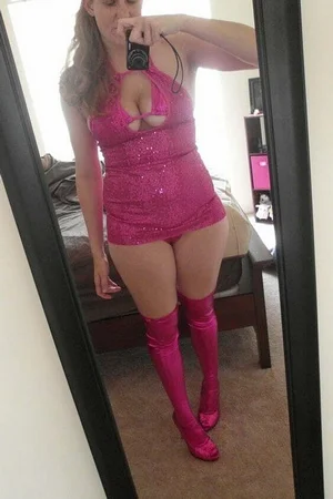 06 - Пухлая женщина с большими натуральными сиськами на домашних фото