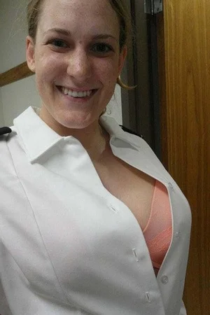 17 - Пухлая женщина с большими натуральными сиськами на домашних фото