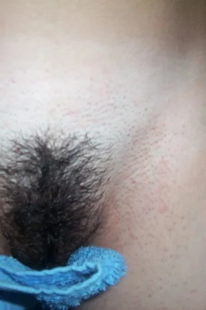 27 - Домашние фото девушки с волосатой пиздой и небритой жопой