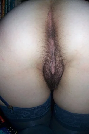 41 - Домашние фото девушки с волосатой пиздой и небритой жопой