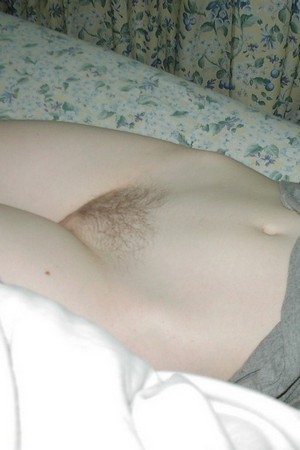 Фото 08 - Женщина показывает мужу свои небольшие голые сиськи попку и пизду