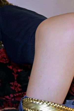 Фото 21 - Худенькая голая баба с большой побритой пиздой на частных фото