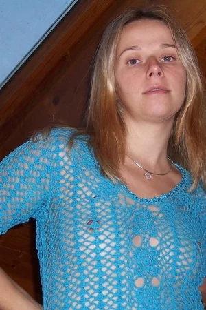 06 - Женщина с большой задницей сексуально позирует без трусов для мужа