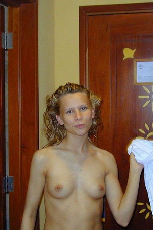 Фото 08 - Молодая девушка с побритой киской ходит по дому без трусиков
